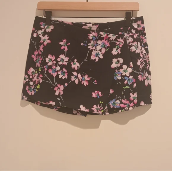 Floral Black Women's Shorts - Picture 9 of 9